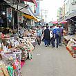 食材だけじゃなく、漢方でも有名なここの市場。漢方のお店が並ぶ通りも。さっきのホオズキは漢方用？