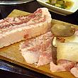 とっても分厚いサムギョプサル！韓国で焼肉というとポピュラーな豚三枚肉の焼肉。最近は分厚いのが人気！