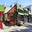 外国人や外国人御用達のレストランが多く、ソウルで最も異国情緒あふれる梨泰院。メインストリートやハミルトンホテル裏などの「梨泰院通り」が有名だけど、こんな細い路地もあるんです。こちらは地下鉄6号線ノクサピョン（緑莎坪）駅の近く、梨泰院通りの大通りの南側。