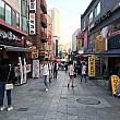 夕方の学生街！こちらはソウル東部、ワンシムニ（往十里）駅の裏に広がる漢陽（ハニャン）大学の学生街です。若者とお店がいっぱい！