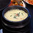 付け合わせにはケランチムも。トゥッペギ（黒い土鍋）で作る、韓国式の茶わん蒸しみたいなもの。