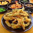韓国でドジョウ料理というと、天ぷらも人気。まるごと揚げてられてて、頭からしっぽまでサクサクといただけます！