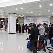 韓国料理の有名店を集めたフードコート「ハンシクマダンギル」が人気。1時を過ぎても長蛇の列です。