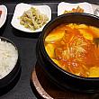 ビビンバ、スンドゥブ、冷麺などの韓食、中華、ベトナムポー、トンカツ、うどん、回転寿司…メニューもいろいろあって、値段もお手頃、1人ごはんしたい時にもつかえます。