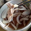 ここは肉を玉ネギスライス入りのソースで食べるタイプ。