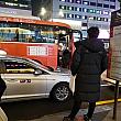 仕方ないので、１車線向こうを通ります・・・客は乗りたいことを身振りで知らせます。でないと・・・止まらないこともっTT身振りを見て、バスは停車し、乗客を乗せます。さすが韓国っ。みなさんもこんな時はぜひ乗車を知らせる身振りを～＾＾；