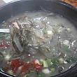 これはモムグッといって、豚肉の各部位を茹でたスープにモジャバン（ホンダワラ-海草）を入れて煮たスープ。体に良さそう。栄養満点＆健康スープ！