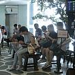 行列店に並ぶ際、整理券をもらうのにもスマホと微信は必須。日本人と違って、どの世代でも「スマホ使わない派」「SNS使わない派」がほとんどいない上海。この辺も観察してみて