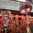 赤い提灯や干支のうさぎをかたどった中華正月の飾り