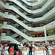 東南アジアの典型的なショッピングセンターです。