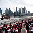 殆どの人が赤と白の服を着ています！（シンガポール国旗に見立てているそうです！）