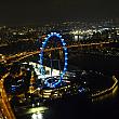 北側に見える世界最大規模を誇る観覧車、シンガポールフライヤー。赤、青、紫、緑・・・と刻々と色を変えていきます。