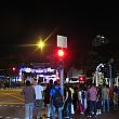 夜もこんな感じで人が多め。写真を取るときは車にも気を付けてくださいね～。