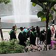 大学を卒業した人達が写真撮影に来ているのに遭遇。