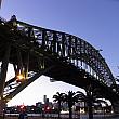 ハーバーブリッジとシドニー湾から打ち上げられる年越し花火。年末シドニーに滞在する方は楽しみにしているはず！