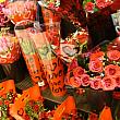 なにはともあれ、一番人気はやはり赤いバラ。スーパーマーケットの店先は真っ赤なバラと可愛くラッピングされた花たちで埋め尽くされていましたよ。