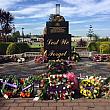 この日はアンザック・デイだったので夜明け前から戦没者に対するメモリアル・セレモニーがオーストラリア中で行われていました。ここにも溢れんばかりの追悼と平和を願う花輪がたくさん供えられていました。