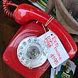 昔懐かしダイヤル式電話。黒じゃなくて赤だから？かなり強気の値段設定にちょっとビックリ。