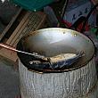 いい香り～とつられて到着したのは魚を焼いている鍋。でも、ここは…