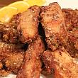 紅麴肉、骨付き豚肉に麴をまぶして揚げただけのもの。やはり馬祖の名物料理で、麴の旨味と豚肉がよく合っています