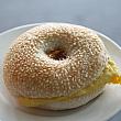 馬祖バーガーと言われる継光餅（45元）は、明朝時代の武将、戚継光が行軍の際、兵士たちに腹が減った時に食べるようにと持たせたベーグルのようなパンです