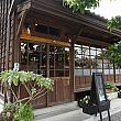 日本時代の木造建築28棟を移築して作られた「檜意森活村」。その中に「KANO故事館」があるので訪れた方も多いのでは？<br>その横にある「森咖啡 morikoohii」へやってきました