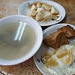 雞肉飯以外に牡蠣のスープ（蚵仔湯）、タケノコ（涼荀）、煮込み厚揚げ（油豆腐）…