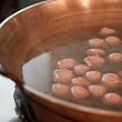 ナビたちの作った摃丸が大きな鍋で茹でられます<br>まだかな、まだかな〜とお腹を空かせた子供のように待ちます