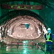 鐵路改建工程局東部工程處のスタッフが新自強トンネル貫通の瞬間を撮影
