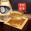 この日は、福井県の「福寿純米吟醸」にまず舌鼓を打ちました。ナビ、残念ながら下戸なので、このおいしいお酒がグイッといけないのが、ム、無念。