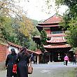 新竹県の山奥にたたずむ中華御殿のような建物、周囲の景色にもどっぷりと溶け込み、ちょっと違った世界に入ったような錯覚に陥ります