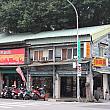 台湾おにぎりで有名な劉ママはここだったんですね、隣の年季の入った家屋は、なんと自助餐店、シブい
