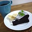密度のある濃厚なチョコレートケーキはクセになりそうな美味しさで、エスプレッソやブラックコーヒーととっても合います！