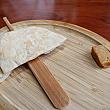 客家水潤餅與手工豆腐乳<br>水潤餅とは新竹の名産のひとつです。材料は小麦粉、塩、シナモンだけというシンプルな新竹版のパンといったところ。<br>まずは何もつけずにいただき、その次に手作りの豆腐乳（豆腐よう）をつけてみてくださいね！