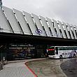 桃園空港への足としておなじみの国光客運。台北駅西側にあった台北西站A棟は、エリア再開発計画に伴い閉鎖。台北駅東側の東三門に臨時のバス停が設けられていました。が、ついに新ターミナルが完成！

