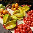 スターフルーツの横にはプチトマトも！　そう、トマトはフルーツにも野菜にも変身するカメレオン食材なんですよね～
