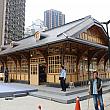 日本統治時代の木造建築である旧新北投駅舎が20年の時を経て新北投に甦りました。台湾民俗村からの返還移設に際して、1916年開業時の姿に近づけるよう美しく復元されています
