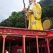 台北から南西に位置する中和市。山をぐんぐん上って行くと、黄色い巨大な神様が杖を持って立つ「南山福德宮」があります