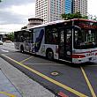 一度に3~4台の307バスが連続してくることもしばしば。台湾では珍しいノンステップの3扉車も走っているんですよ。
