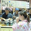 会場には他にも30以上のコーヒーショップが集結。<br>この「珈琲や」は東京・中野のお店ですが、昨年、台北・松山に支店をオープン。<br>なんと、注文してから生豆を焙煎するので、いつでも焙煎したてのコーヒーがいただけるんだそう。浴衣を着た可愛いスタッフさんが試飲用コーヒーを配っていて、日本の夏祭りのような雰囲気です。