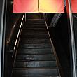 MRT「中山」駅出口5を出て右方向へ進めば、お店があります。写真の階段をのぼって行くと……