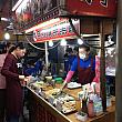 華僑市場で有名なのは、カジキの天ぷら！中に卵が入っています