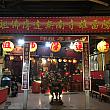 夜市の中にあるお寺に手を合わせつつ