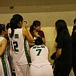 2017年12月20日の女子予選の敗者復活戦に敗れた台北市立第一女子高級中學の3年生の選手と駱燕萍ヘッドコーチ（右から3人目）