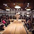こちらは京友禅作家・野村直樹氏の新作京友禅8着を紹介するファッションショー。100人を超える来場者がつめかけました。アジアでは初めての出品ということで大きな注目を集めていましたよ。