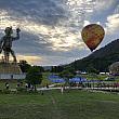 気球に乗れる時間は朝5:30～7:30と夕方16:30～18:30の1日2回。ナビは早起きをして、2016年のランタンフェスティバルで使用されたサルのランタンが見守る会場へやってきました。