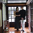 日本家屋の中で夫婦役を演じる鄭さんと大久保さんのツーショット撮影。とってもいい雰囲気ですよね～。
