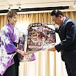 最後には紅さんから沼田代表に、星組出演者全員のサインが書かれたポスターが贈られました！