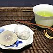 日本茶を使って、実にいろいろな組み合わせを楽しみました。そろそろ茶会もフィナーレです。基本に立ち返って、大福にちかい、麻糬。玉露とあわせてくれました。さすが〜。<br>玉露はとても上品に、小豆の甘さを包んでくれます。茶会中、実にいろいろなマリアージュを楽しみましたが、やはり落ち着くところは玉露と和菓子系。鉄壁の組み合わせだということがわかりました。