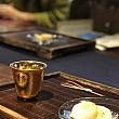 1種類目は、長尾製茶問屋さんのお茶です。なんと、軽く炙った貝柱に合わせてあります。<br>純金を焼き付けた茶杯でいただく高級煎茶は、今までに飲んだことがないくらい上品なお味です。